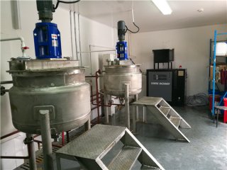 化工反應(yīng)釜物料控溫 ±0.5度，用什么電加熱導(dǎo)熱油爐？